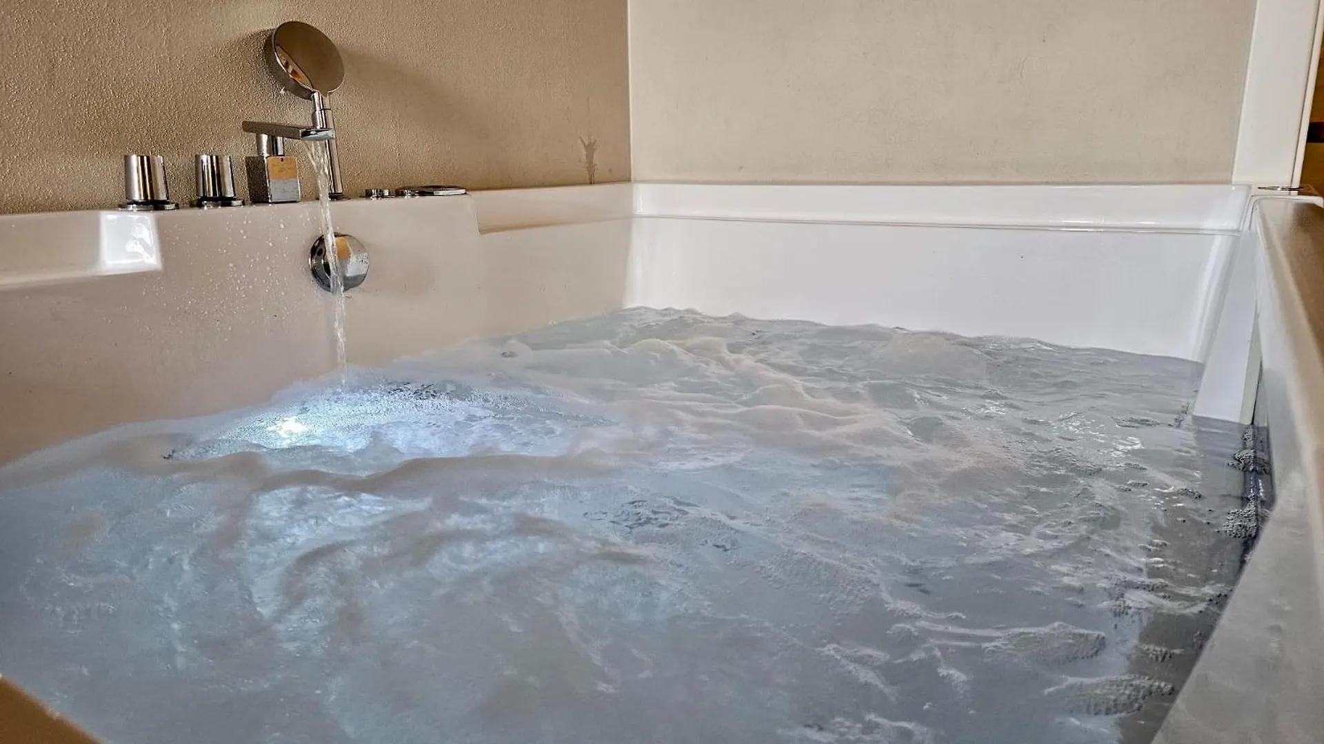 Il Tiglio Jacuzzi&Sauna Lucca Bed & Breakfast