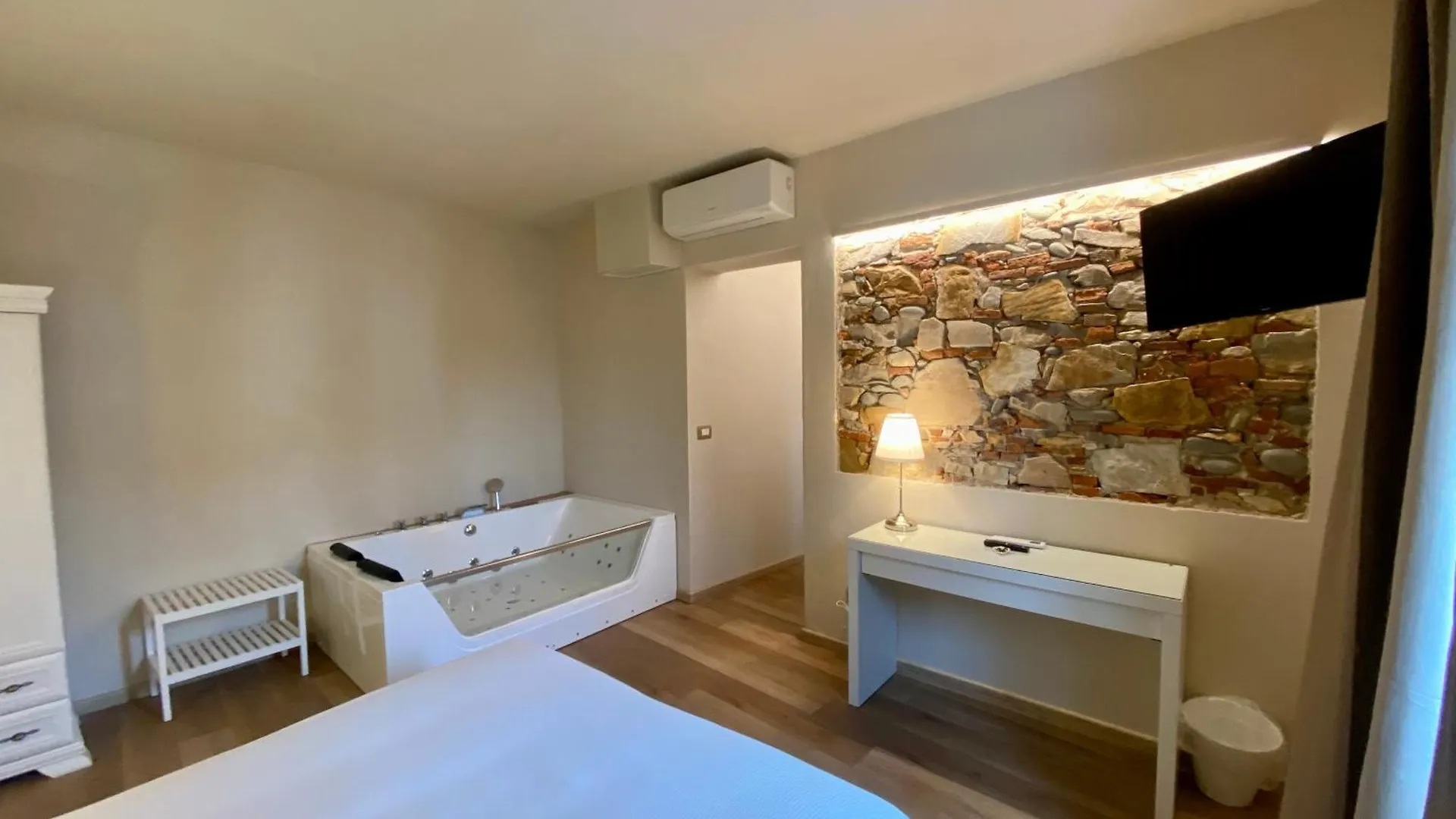 Il Tiglio Jacuzzi&Sauna Lucca Bed & Breakfast